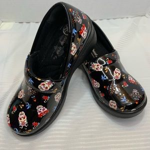 Easy Works by Easy Street Leeza Women's Work Clogs SZ 5 1/2. dia de los muertos.